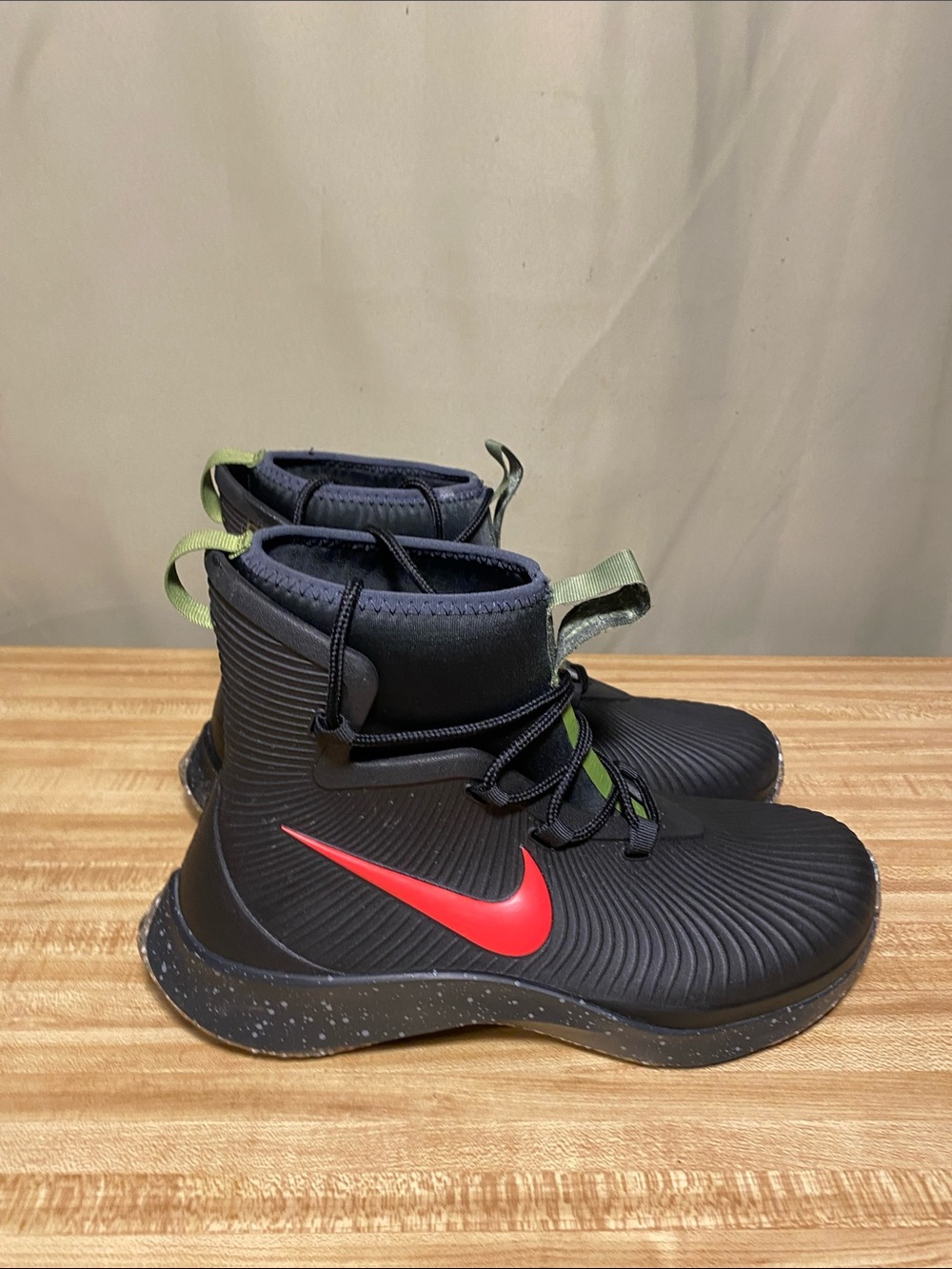 Nike Kids Binzie Waterproof Boots Black Bright Crimson Speckled size 5Y